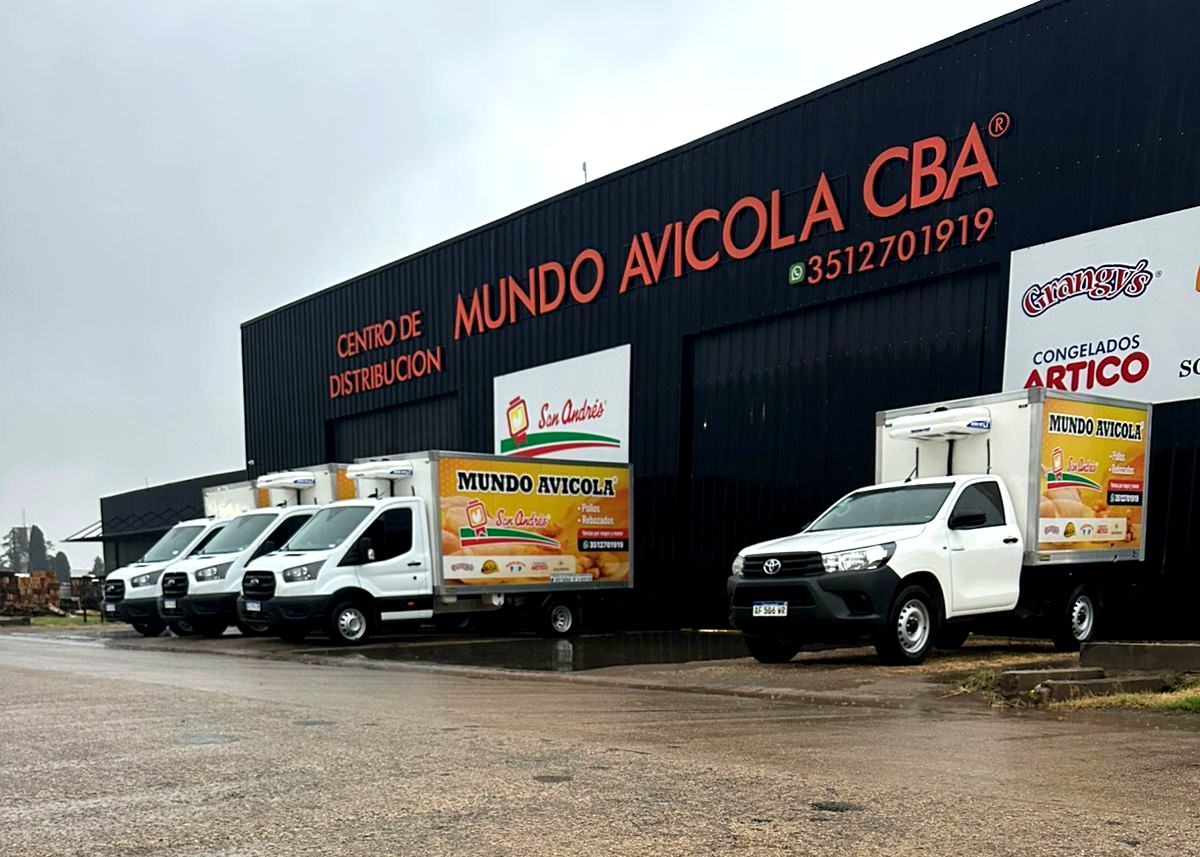 Cuatro camiones refrigerados de Mundo Avícola estacionados frente a la nave del centro de distribución, en Av. De la Semillería.
